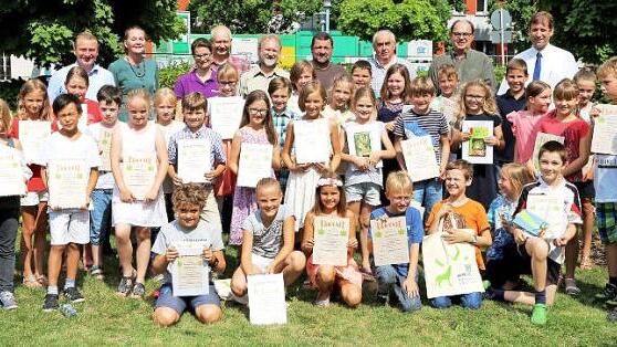 Die geehrten Kinder und hinten (von links) die Verantwortlichen: Ulrich Löhr, Doris Philippi, Susanne Sommersacher, Harald Kopp, Werner Wagner, Konrad Nebel, Hans-Jürgen Dittmann, Gerhard Nagengast, Landrat Hermann Ulm  Foto: Franz Galster