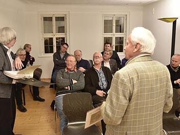 Bei einer Versammlung des Arbeitskreises "Heimat und Geschichte" im "Haus der Geschichte" in Königsberg konnte durch Oswald Tränkenschuh (rechts) und Wolfgang Fischer die Ursache und der geschichtliche Hintergrund für das Gräberfeld  nicht geklärt werden.Gerold Snater