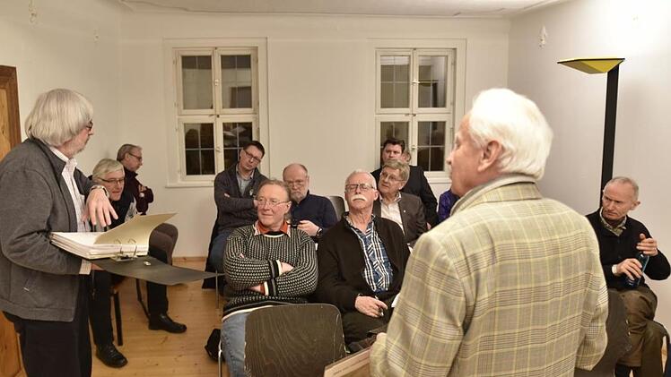 Bei einer Versammlung des Arbeitskreises "Heimat und Geschichte" im "Haus der Geschichte" in Königsberg konnte durch Oswald Tränkenschuh (rechts) und Wolfgang Fischer die Ursache und der geschichtliche Hintergrund für das Gräberfeld  nicht geklärt werden.Gerold Snater