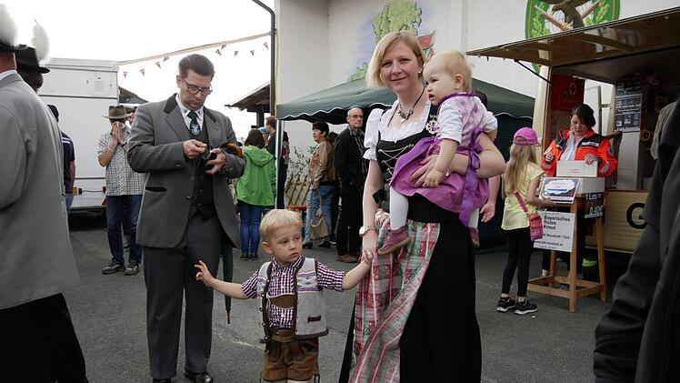Feingemacht: Mit Lederhosen und Dirndl ist man zum Schützenfest perfekt ausstaffiert. Foto: Manja von Nida