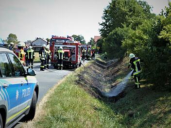 Am Sonntag geriet das dürre Gras entlang eines Entwässerungsgrabens bei See in Brand. Das Feuer war schnell unter Kontrolle. Foto: Werner Reissaus