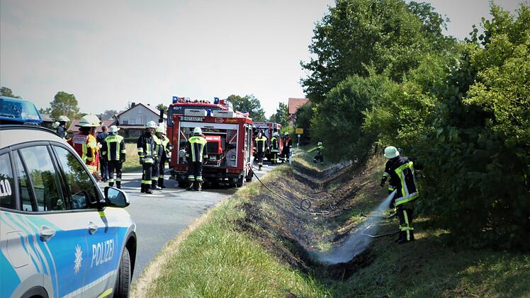Am Sonntag geriet das dürre Gras entlang eines Entwässerungsgrabens bei See in Brand. Das Feuer war schnell unter Kontrolle. Foto: Werner Reissaus