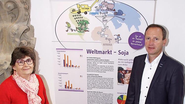 Zur "Fairen Woche" installierten am Montag Bürgermeister Michael Ziegler und Elisabeth Müller-Förtsch die Ausstellung "Was hat Hunger mit Soja zu tun?" im Eltmanner Rathaus. Foto: Sabine Weinbeer
