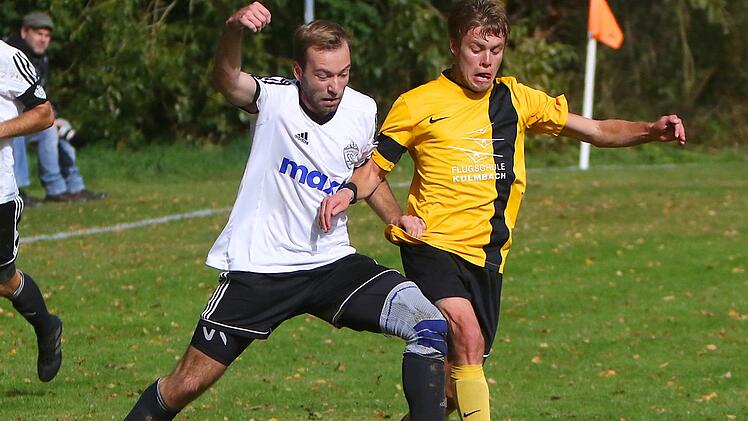 Der Kasendorfer Niklas Deller (links) gegen Fabian Blumenstock. Foto: Monika Limmer