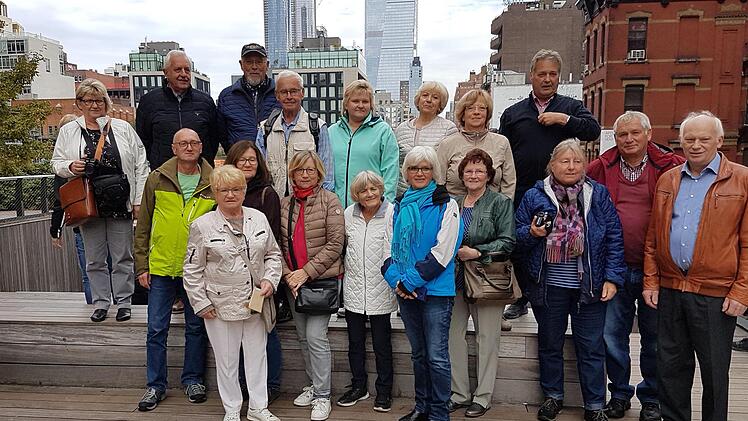 Die Reisegruppe aus den Haßbergen beim Bummel auf der "High-Line", einer stillgelegten Bahnstrecke durch die StadtGünther Geiling