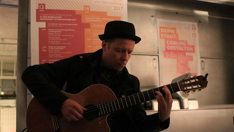 Frederik Leberle stellte Texte von Horst Evers in der Reihe "Theater im Schlick 29" vor. An der Gitarre: Christian Rosenau.Foto: Jochen Berger