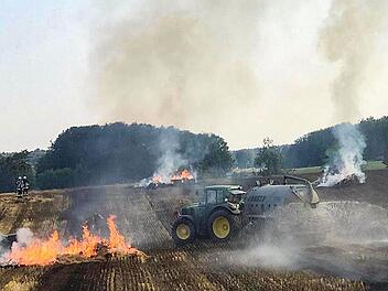 Am Sonntag,  9. August 2020, fing auf einem Acker bei Hiltpoltstein eine Ballenpresse Feuer. Foto: Feuerwehr Hiltpoltstein