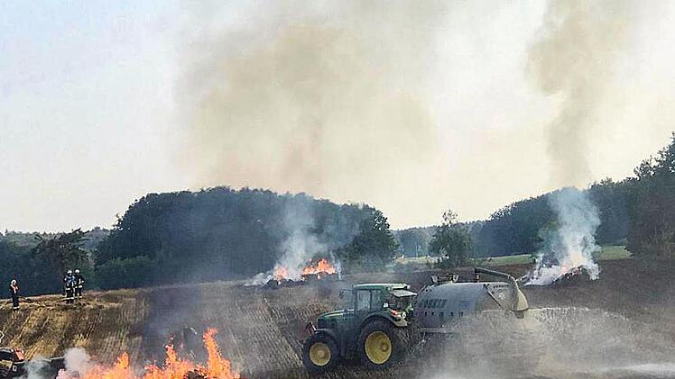 Am Sonntag,  9. August 2020, fing auf einem Acker bei Hiltpoltstein eine Ballenpresse Feuer. Foto: Feuerwehr Hiltpoltstein
