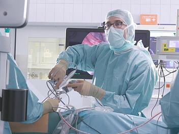 Minimalinvasive Chirurgie auf modernstem Niveau: Chefarzt Dr. Bora Kosan bei der Operation.