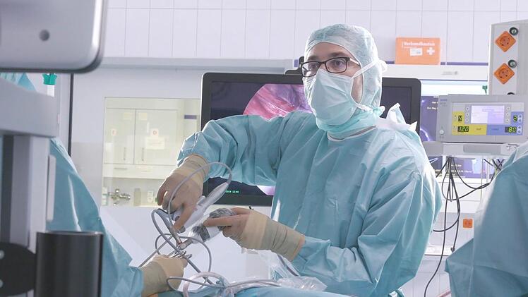 Minimalinvasive Chirurgie auf modernstem Niveau: Chefarzt Dr. Bora Kosan bei der Operation.