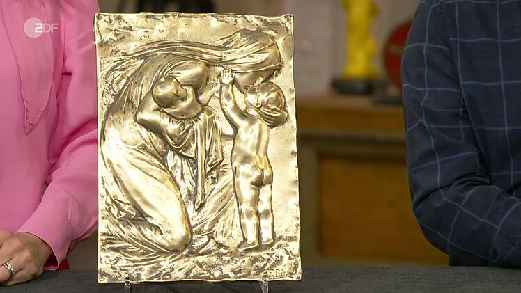 Eine Reliefplatte aus Bronze war laut Bianca Berding 200 bis 300 Euro wert. Händler Anaisio Guedes zahlte 260 Euro.