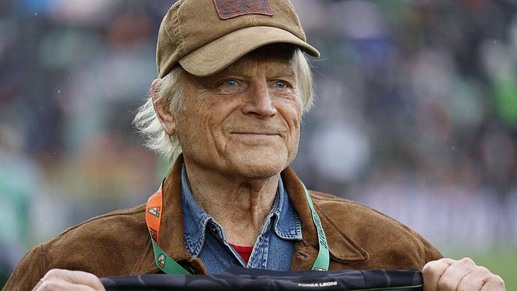 Einer seiner seltenen &ouml;ffentlichen Auftritte: Terence Hill bei einem Fu&szlig;ballspiel im M&auml;rz 2025.