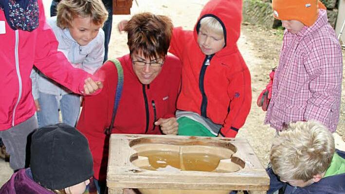 Corinna und Jakob (vorne) übten am Melktisch mit Ute Leyh (hinten mittig). Fotos: Ralf Kestel