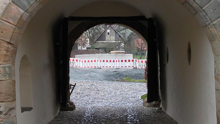 Blick aus dem Tor des Wernsteiner Schlosses: Der Löschwasserbehälter ist nicht zu übersehen.