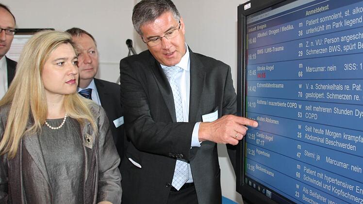 Gesundheitsministerin Melanie Huml informierte sich vor kurzem beim Vorsitzenden Prof. Bernd Griewing über das ZTM.  Foto: Ralf Ruppert