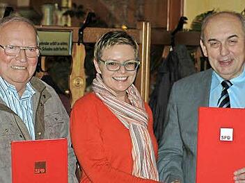Ehrungen beim SPD-Ortsverein Wildflecken: Adolf Lieb, MdB Sabine Dittmar und Alfred Schrenk. Foto: Sebastian Schmitt-Mathea