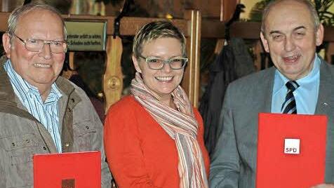 Ehrungen beim SPD-Ortsverein Wildflecken: Adolf Lieb, MdB Sabine Dittmar und Alfred Schrenk. Foto: Sebastian Schmitt-Mathea
