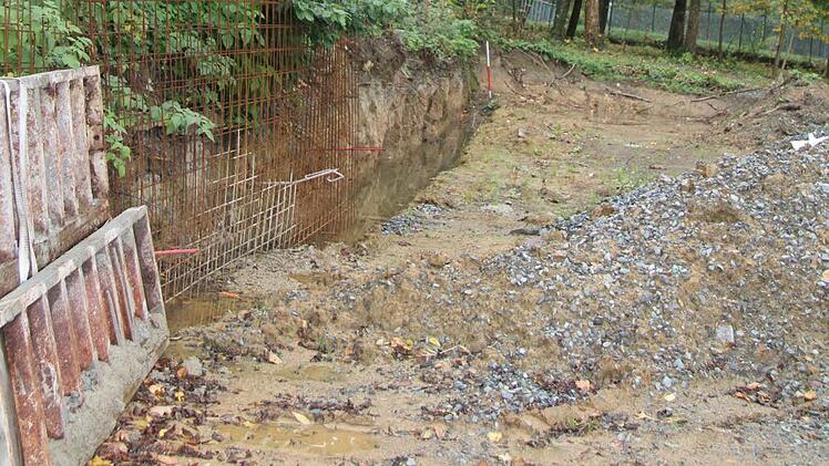 Die Brandschutzmauer soll 32 Meter lang werden, Der Bauhof hat bereits Vorarbeiten geleistet.