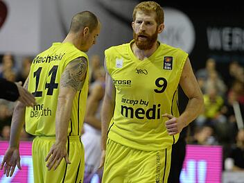 Steve Wachalski (links) war ziemlich angefressen. Da erzielte er mit 28 Punkten Saisonbestleistung, doch kassierte sein Team in Bremerhaven eine Niederlage. Rechts Drew Naymick. Foto: Peter Mularczyk