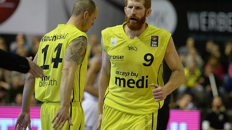 Steve Wachalski (links) war ziemlich angefressen. Da erzielte er mit 28 Punkten Saisonbestleistung, doch kassierte sein Team in Bremerhaven eine Niederlage. Rechts Drew Naymick. Foto: Peter Mularczyk