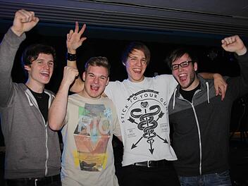 Beim Vorentscheid zu "Rock in Oberfranken" im Lichtenfelser Jugendzentrum gingen (von links) Gitarrist Thomas Feilner, Rapper Mario Brozek, Schlagzeuger Lukas Stumpf und Bassist Andre Deuerling von der Gruppe "Angiz" als strahlende Sieger hervor. Ob sie auch beim Vorentscheid im "Struwwelpeter" am 30. Januar wieder jubeln können? Foto: Stephan Stöckel