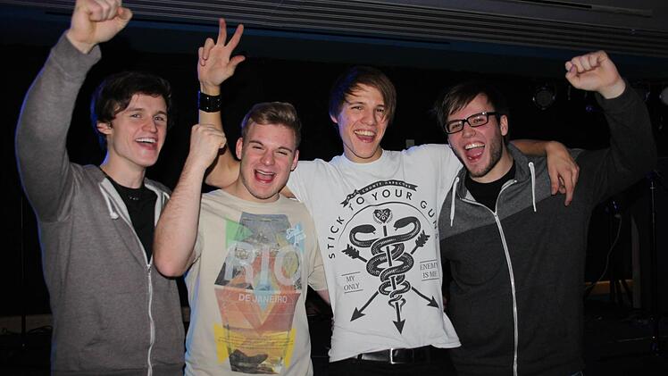 Beim Vorentscheid zu "Rock in Oberfranken" im Lichtenfelser Jugendzentrum gingen (von links) Gitarrist Thomas Feilner, Rapper Mario Brozek, Schlagzeuger Lukas Stumpf und Bassist Andre Deuerling von der Gruppe "Angiz" als strahlende Sieger hervor. Ob sie auch beim Vorentscheid im "Struwwelpeter" am 30. Januar wieder jubeln können? Foto: Stephan Stöckel