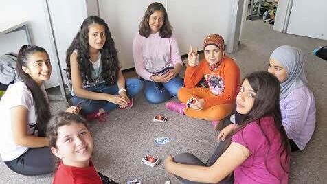 Kartenspielen mit Asylbewerbern: So lernten sich die Kinder gegenseitig etwas besser kennen. Foto: Jule Müller