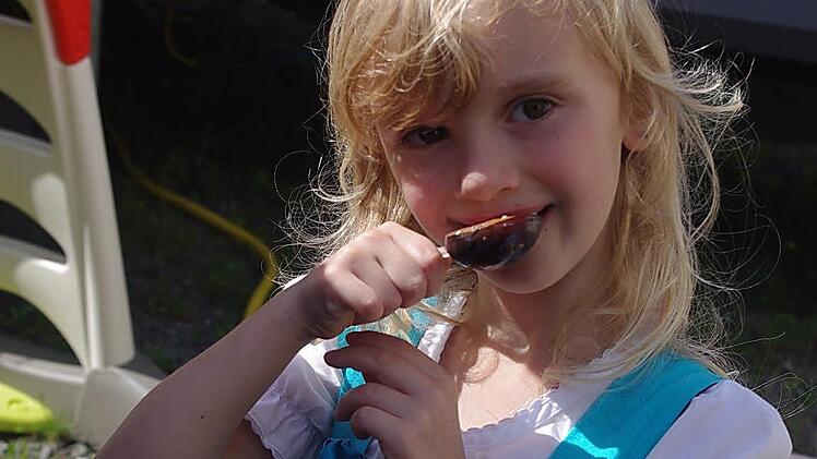 Die kleine Mylene lässt sich "Hawaii-Früchte" schmecken. Foto: Heike Schülein