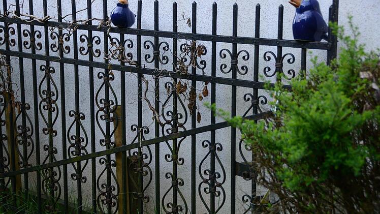 Kreativ im Garten: Rosemarie Hübner aus Katschenreuth verwirklicht in ihrer grünen Oase ihre Ideen und findet dabei Ruhe und Entspannung. Foto: Dagmar Besand