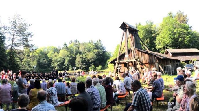 Eine ganz besondere Stimmung herrschte beim Festgottesdienst am Bergsee. Zu Vogelzwitschern gesellten sich Blasmusik-Choräle, Alphornklänge und Chorgesang.  Foto: Evelyn Schneider