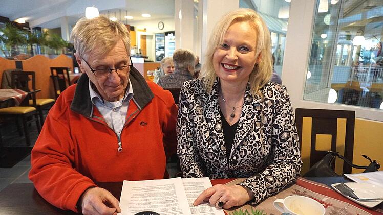 Sabine Hanisch und Kurt Zollhöfer berichten von sozialen Aspekten des Wahlprogramms.   Foto: Richard Sänger