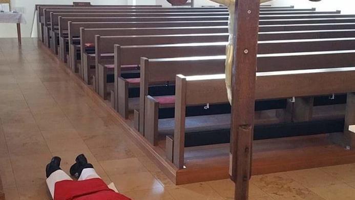 Der Karfreitag folgt der Liturgie mit Kreuzverehrung und Passion.