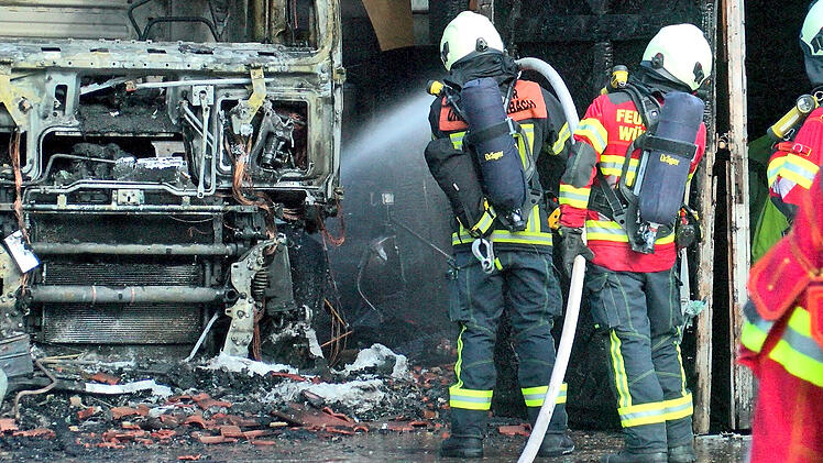Fahrzeughalle in Vollbrand: Feuer hinterlässt hoher Schaden