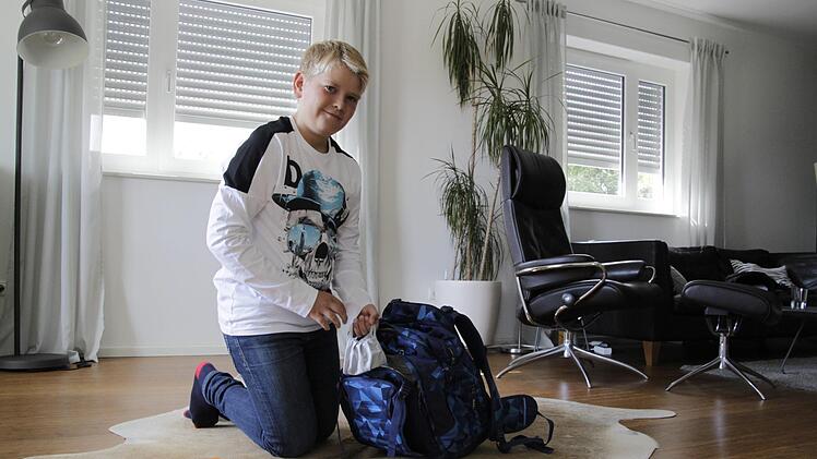 Jan-Philipp packt seine Schultasche am Vortag. Foto: Mirjam Stumpf