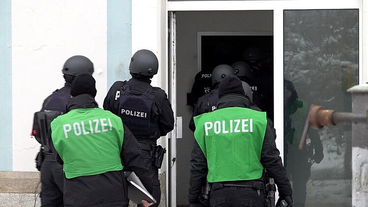 Hof: Spektakuläre Polizeiübung in der Fabrikzeile  "Lebensbedrohliche Lagen"