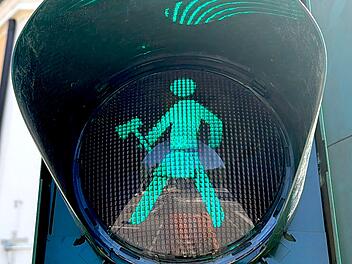 Neues Ampelm&auml;nnchen in Schwabach sorgt f&uuml;r Spott: Kritiker sehen Axtm&ouml;rder statt Goldschl&auml;ger
