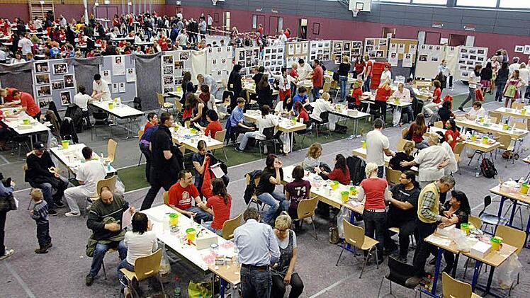 Unter den fast 6500 Teilnehmern  an der Typisierungsaktion Anfang März in Ebern befanden sich drei Knochenmarkspender, die anderen Leukämiekranken helfen konnten. Archivfoto: Ronald Rinklef
