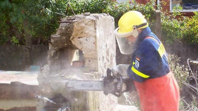 Inzwischen können die Helfer dem Beton mit Spezialsägen zu Leibe rücken, zum Beispiel in eingestürzten Häusern.