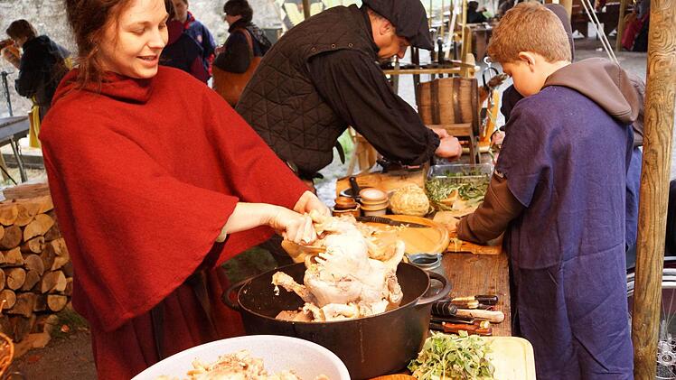 Freifrau Izabella von Rabenstein (Michaela Salzbrunn) bereitet das Essen im Küchenzelt vor