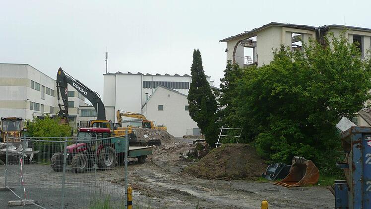 Die Bagger sind angerollt, um das Verwaltungsgebäude abzureißen.