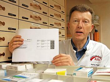 Jeden Tag muss der Lichtenfelser Apotheker Hartmut Pensel die Listen der verbotenen Medikamente kontrollieren.  Foto: Andreas Welz