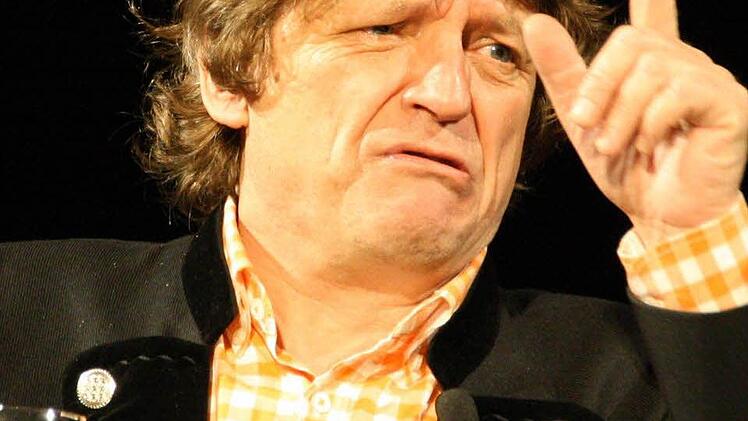 Erwin Pelzig im Zwiegespräch mit seinen imaginären Stammtischbrüdern Hartmut und Dr. Göbel. Foto: Ralf Ruppert