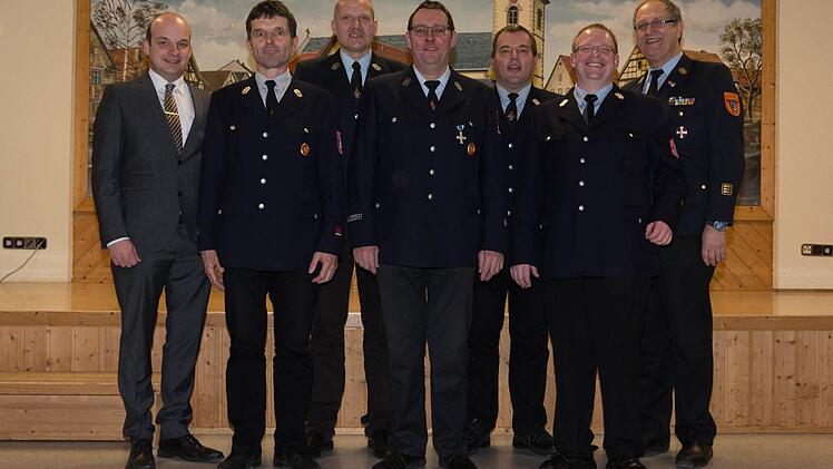 2. Bürgermeister Michael Kastl (links) mit den Geehrten (von links) Christoph Schodorf, Markus Reichert, Joachim Schneider, Burkard Schodorf, Wolfgang Klöffel und Kreisbrandinspektor Edwin Frey