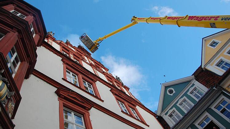 Mit der Hebebühne ging's nach oben Foto: Oliver Schmidt