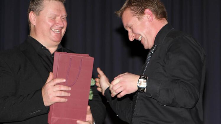 Große Freude bei der Stadtkapelle Sand über den neuen Dirigenten: Zweiter Vorsitzender Klaus Reitz (rechts) überreicht an Stefan Krines ein Präsent. Foto: Günther Geiling