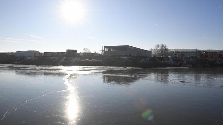 Eine hauchdünne Eisdecke überzieht den Kanal auf Höhe des alten Hallenbads. Foto: Ronald Rinklef