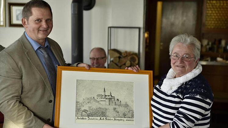 Traudel Sauer erhielt für über 100 Stunden Einsatz auf dem Schlossberg von Burgvogt Eddi Klug das große Burgbild überreicht. Es bedeutet eine besondere Ehrung.