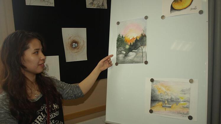 Einen Einblick das künstlerische Schaffen der 18-jährigen Afghanin Golnessa Youseffi vermittelt eine Ausstellung in der evangelischen Friedenskirche. Auf unserem Foto ist die junge Malerin vor einer Tafel.  Foto: Stefan Geiger
