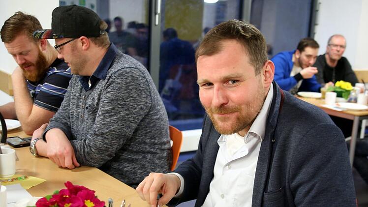 Bürgermeister Martin Mittag stärkt sich nach der Blutspende. Foto: Bettina Knauth