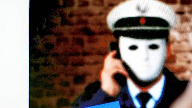Plakat der Polizei warnt vor Betrug am Telefon